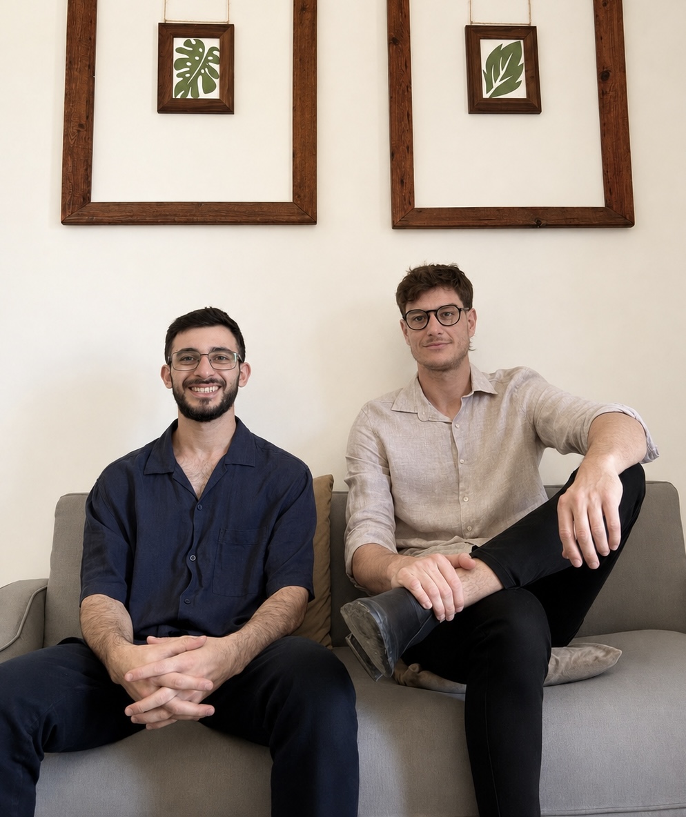 Dos integrantes del equipo de Eficiens sentados en una sala.
